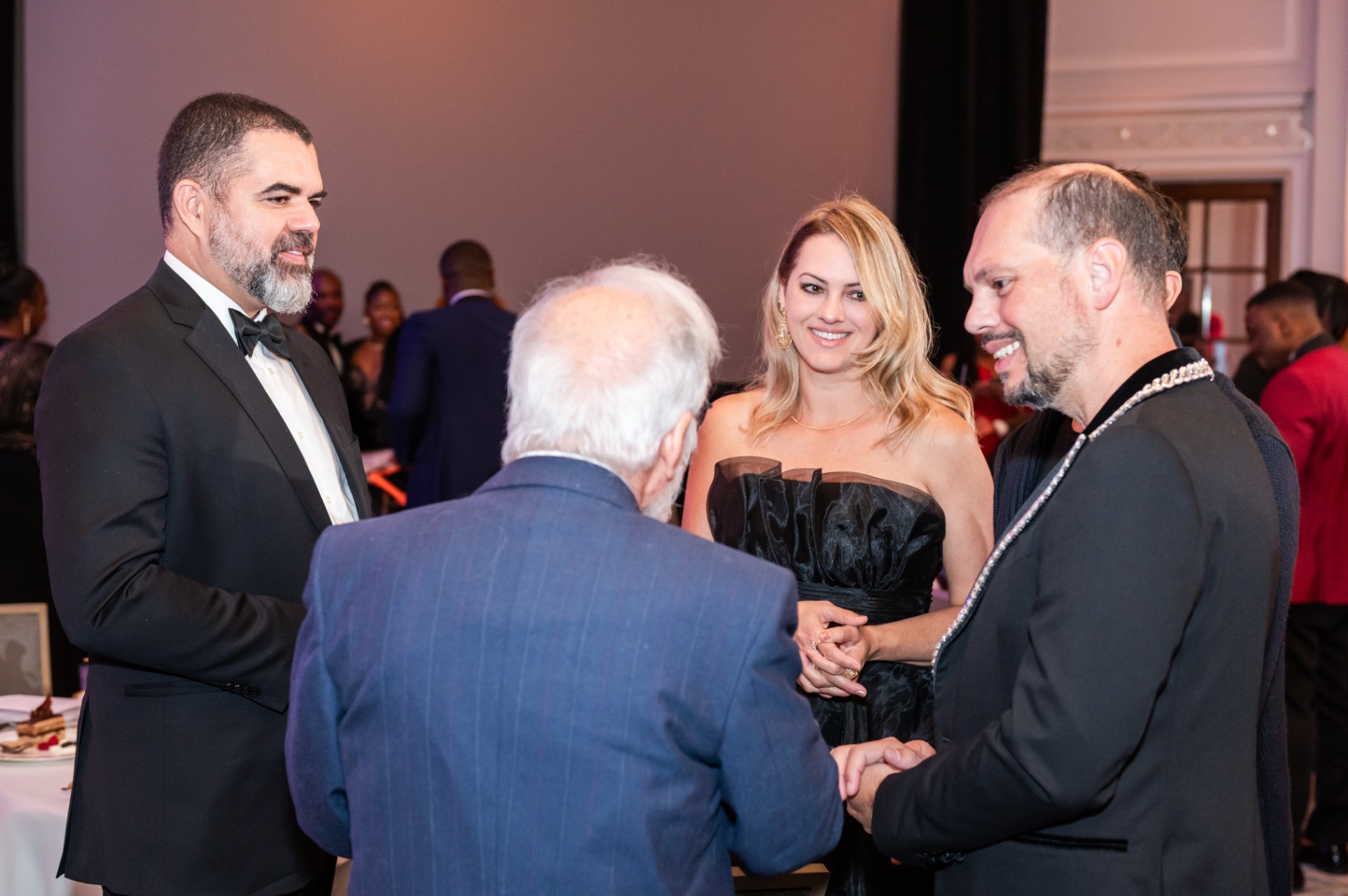 Delegates in conversation at the Fairmont Château Laurier